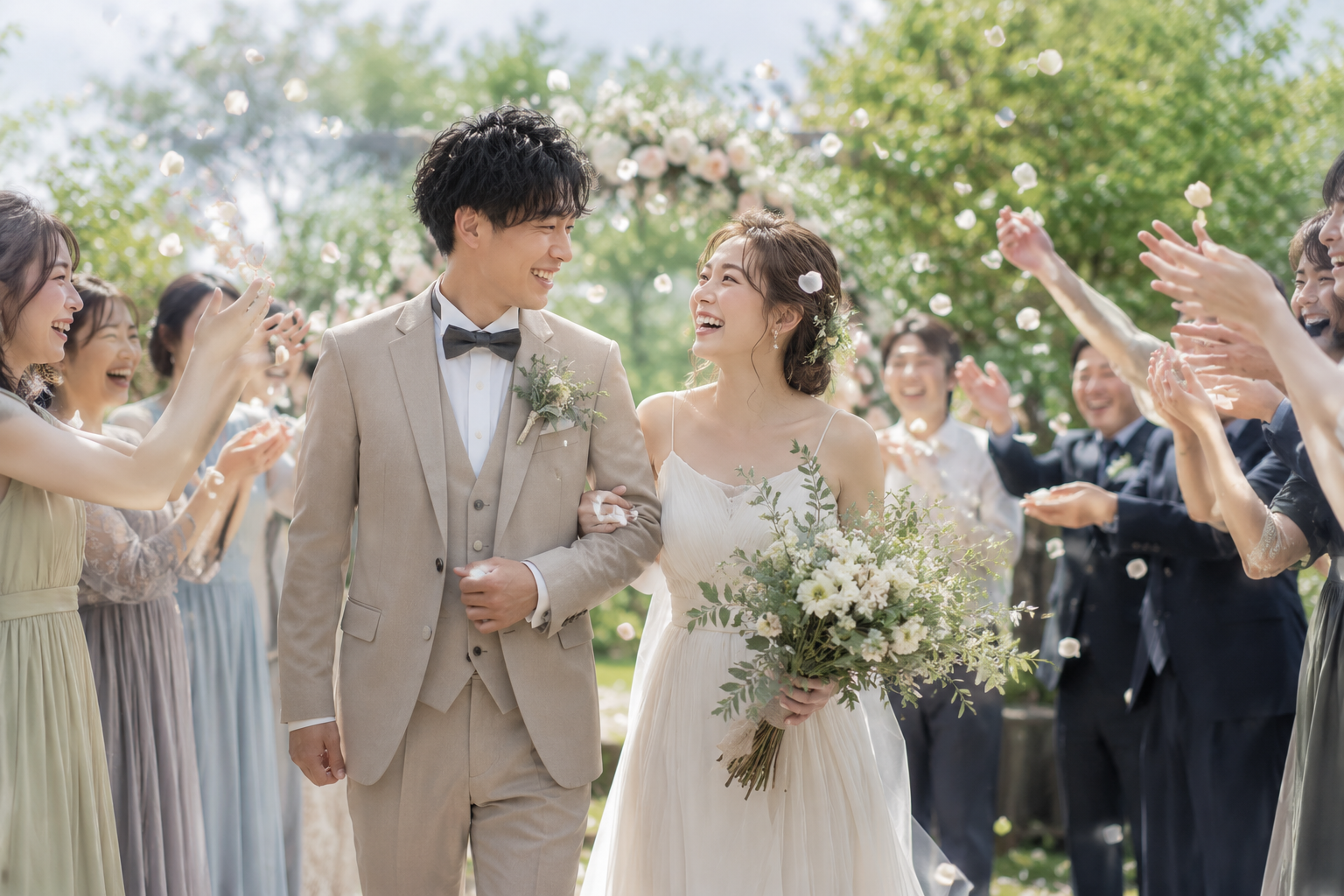 結婚式で写真撮影を楽しむ新郎新婦とゲスト